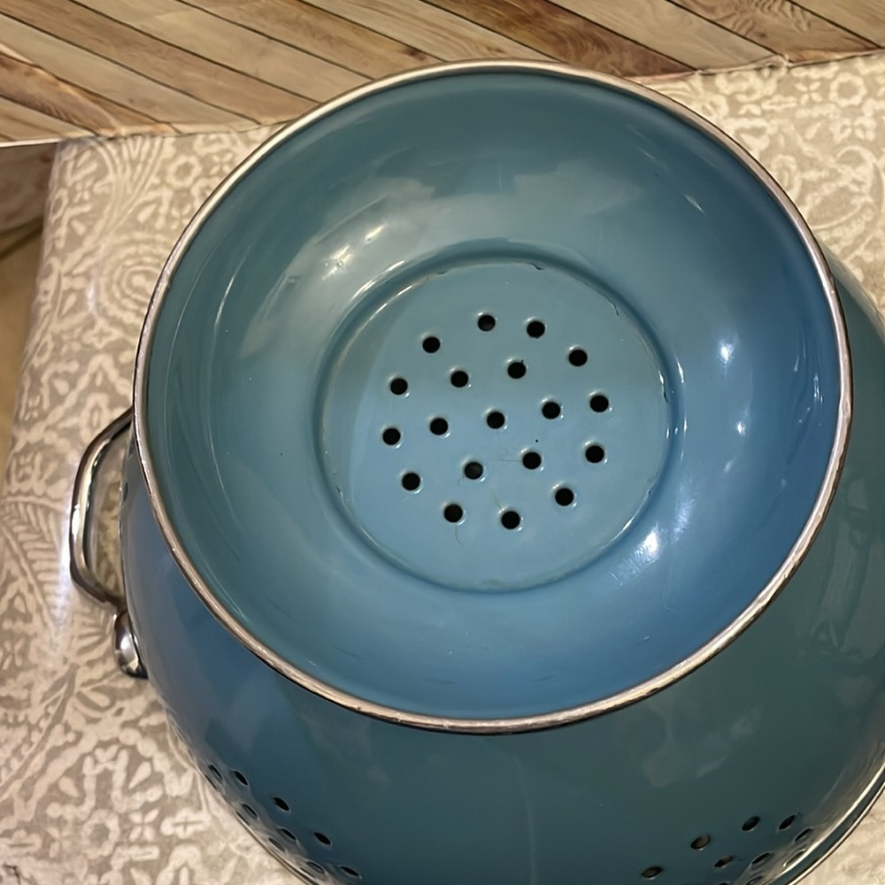 Vintage Blue Enamel metal food strainer colander. 10 x 6.5”. Farm decor - Picture 4 of 7